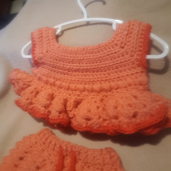 Crochet top and skirt - Picture 3 of 4